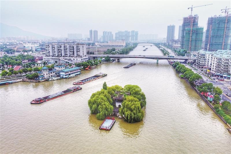 俯拍位于无锡吴桥以南,惠山浜口的大运河中心的黄埠墩经受汛情考验.