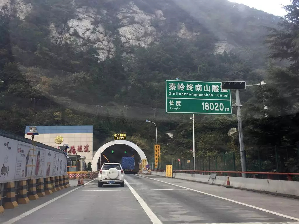 吕梁高速薛公岭段发生一起追尾事故，车头车体分离（视频）