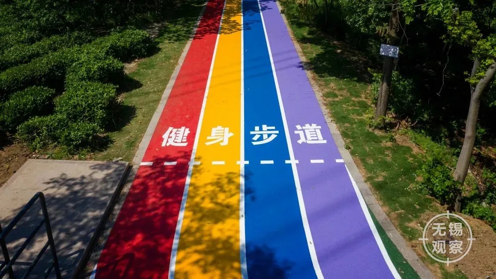 日前,锡北镇斗山村又新增一条800米长的彩虹步道,红黄蓝紫绿五色步道