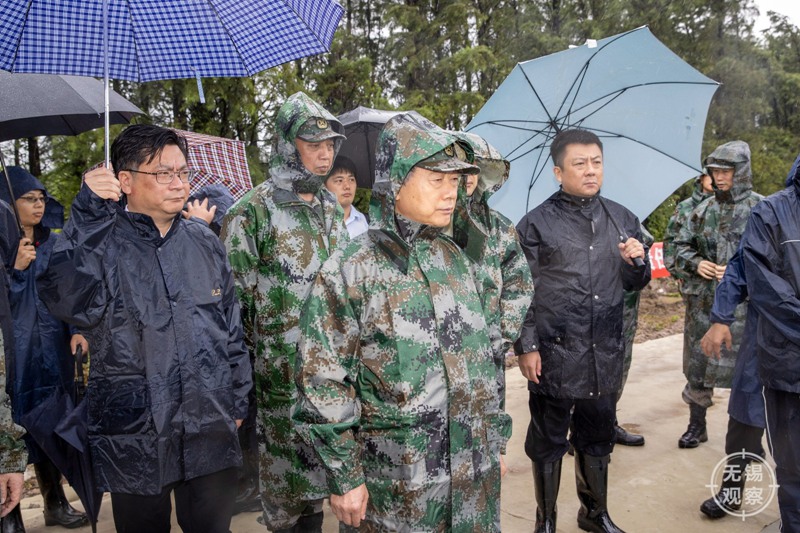 东部战区何平将军图片