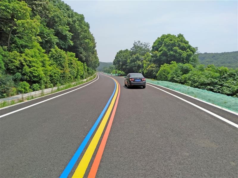车在路上行人在画中游7公里彩虹公路亮相608省道