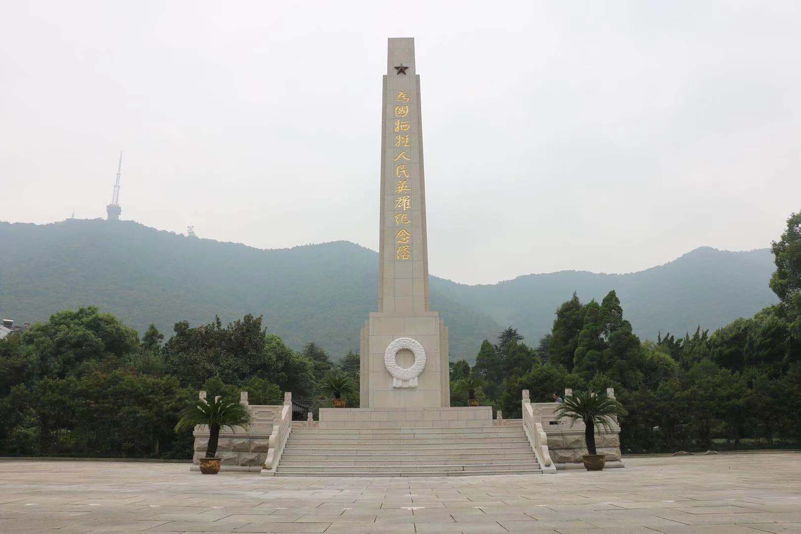 瞻仰革命烈士纪念碑图片