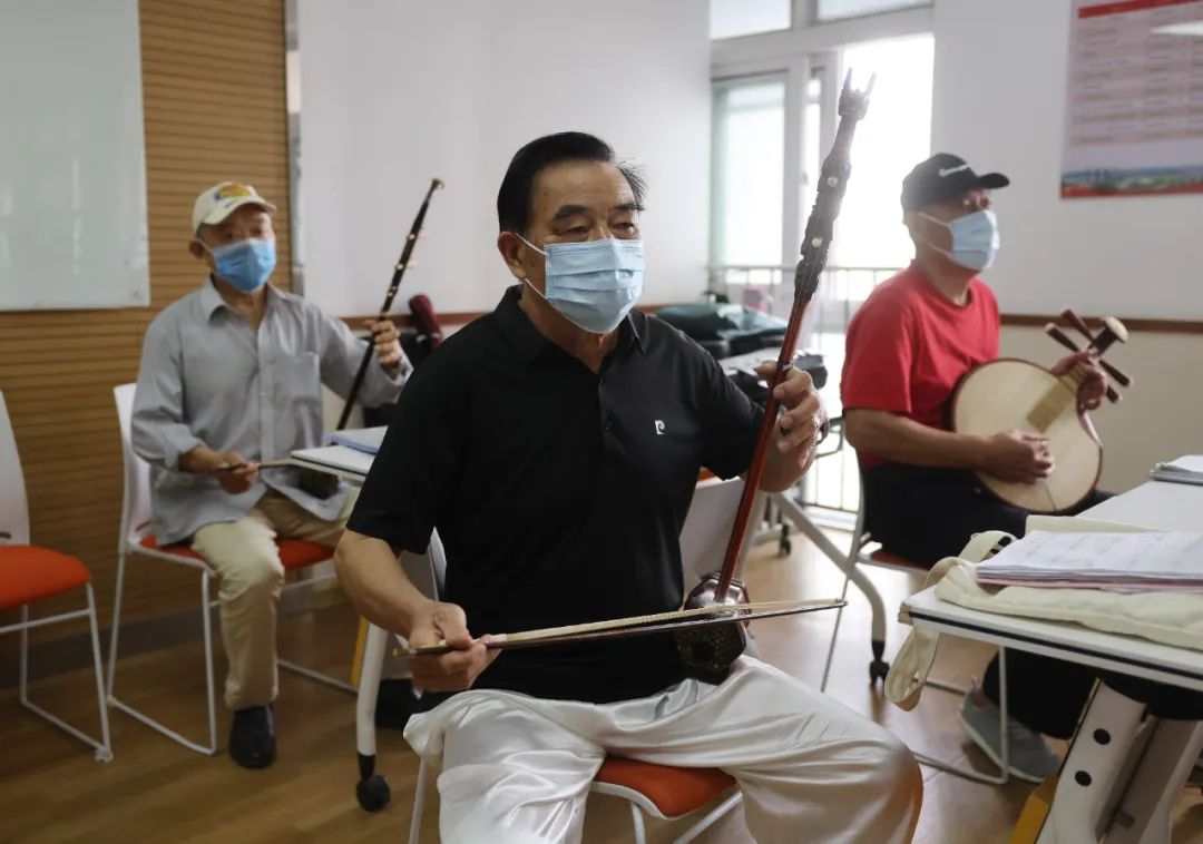 在南京栖霞区西岗街道齐民路社区居家养老服务站，社区居民在演奏乐器。南京日报/紫金山新闻记者 徐琦 摄