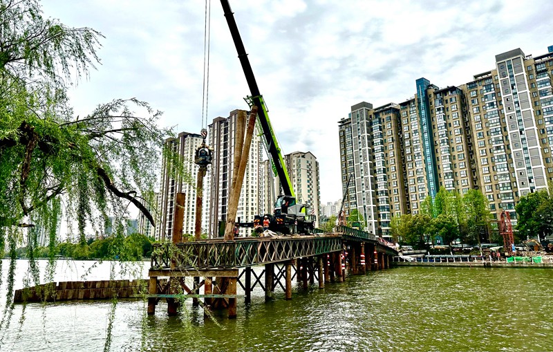 >新闻中心>图库>正文4月3日,工人在梁溪河步行景观桥建造现场紧张施工