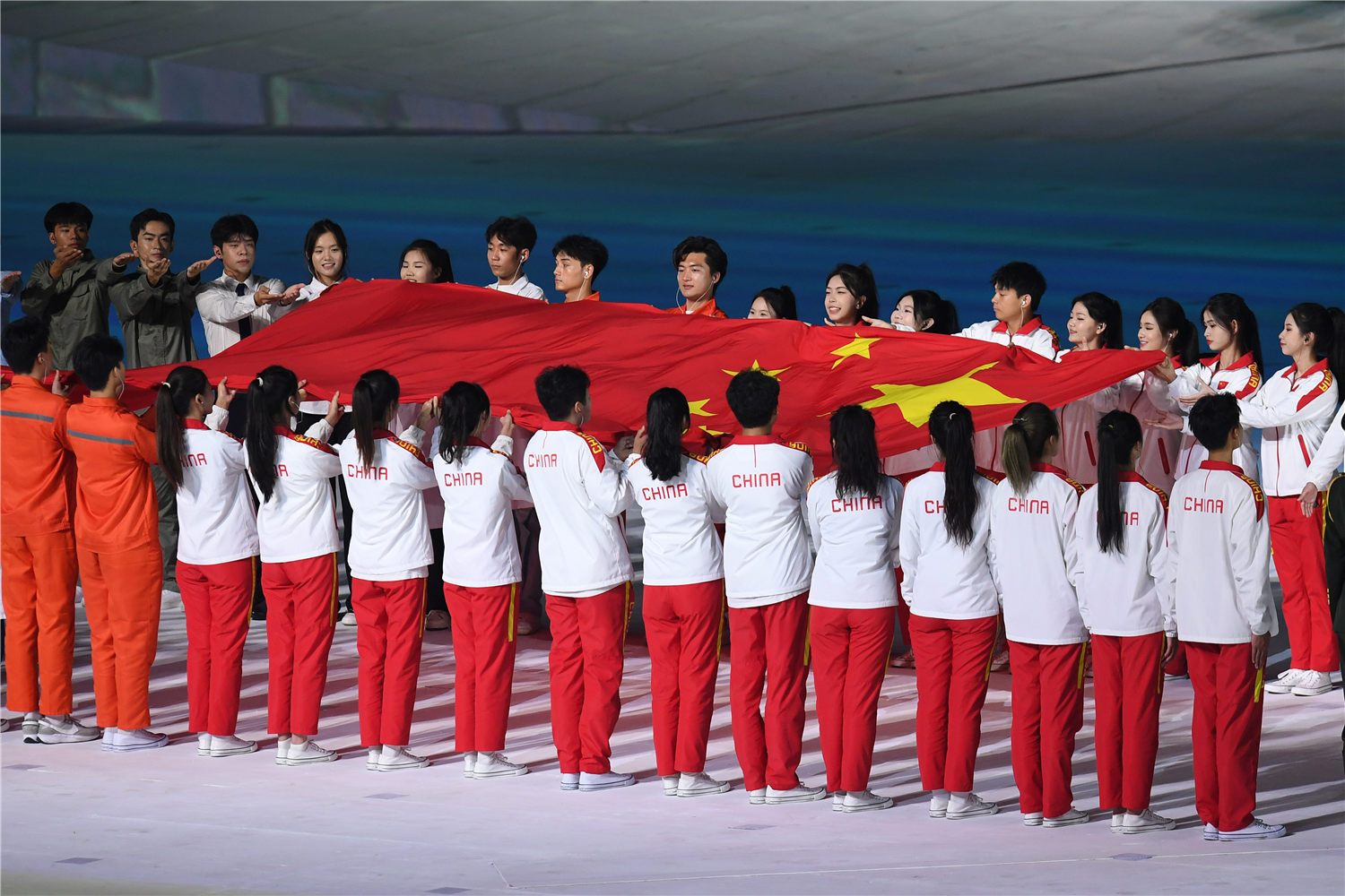 11月5日，中华人民共和国第一届学生（青年）运动会在广西南宁开幕，江苏共1281名运动员参赛。全国第一届学生（青年）运动会比赛共设39个大项、51个分项、805个小项，比赛分为公开组和校园组两大部分。公开组方面，江苏有南京代表团和苏州代表团2支代表团，共789名运动员参加公开组比赛。校园组方面，江苏492名运动员、108名教练员，参加校园组比赛和科学论文报告会。
新华日报·交汇点记者  姚依依 杨频萍/文 万程鹏/摄